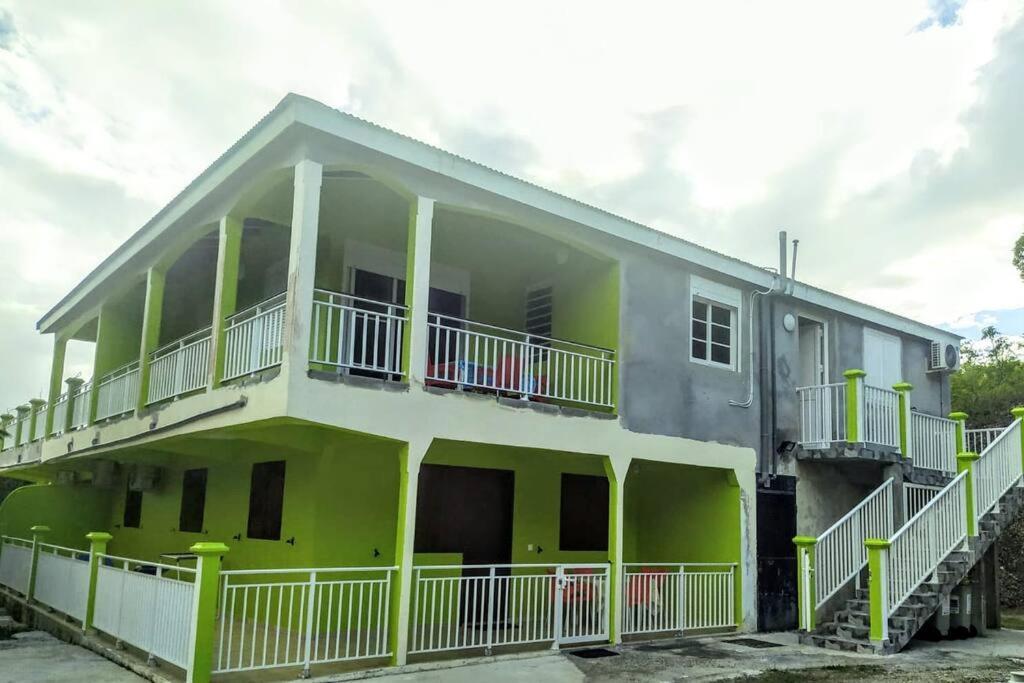 Café - F3 à Sainte-anne Appartement *